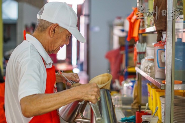 时间长、利润低，年轻人又不愿接手，马来传统咖啡店逐渐走向夕阳